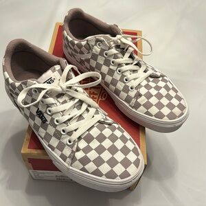 Vans size 9 checkerboard SELDAN sneaker.